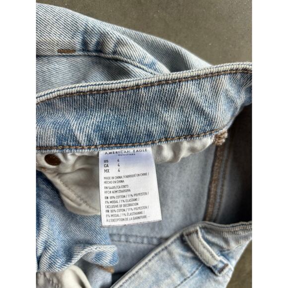 American Eagle Mom Jean Short Stretch Women's Size 4 Light Wash Cuffed - Picture 3 of 7